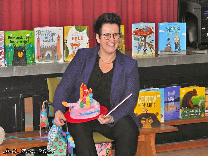 Wethouder Betsy Ramerman leest voor op de Cazemier school.