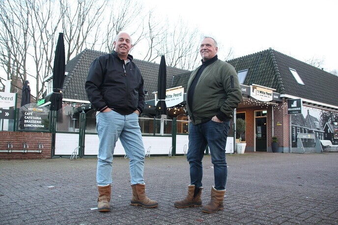 Eddie Mensink en Jan Oostra weer achter draaitafels - Foto: Ingezonden foto