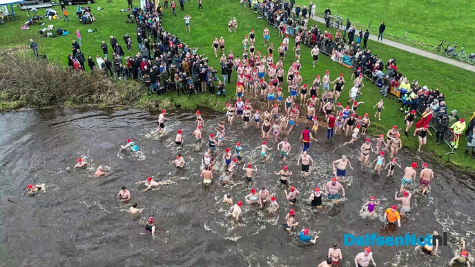 Drone opname nieuwjaarsduik Dalfsen - Foto: Ingezonden foto