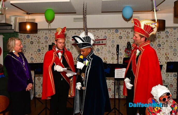 Prins Choco neemt sleutel Gemeente Dalfsen in ontvangst - Foto: Johan Bokma