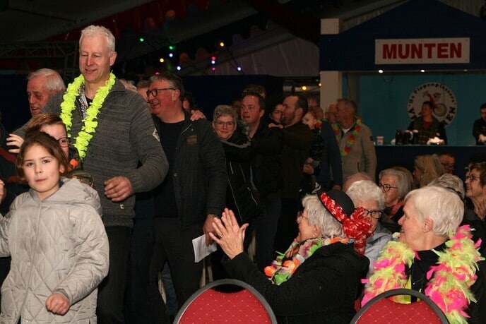 Burgemeester overhandigt sleutel Prins van de Piepenplas - Foto: Ingezonden foto