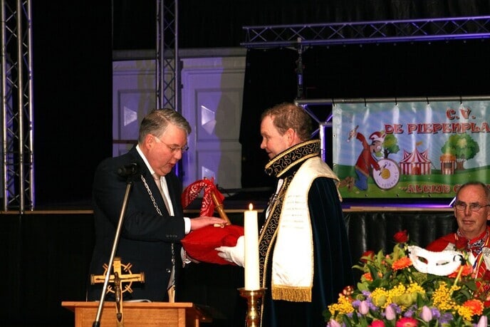 Burgemeester overhandigt sleutel Prins van de Piepenplas - Foto: Ingezonden foto