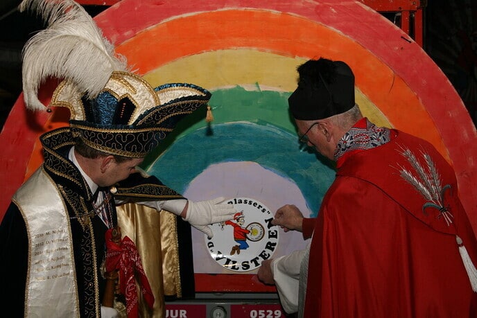 Burgemeester overhandigt sleutel Prins van de Piepenplas - Foto: Ingezonden foto