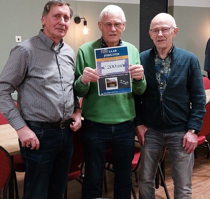 Cheque voor de Stuwzangers n.a.v. een sponsoractie - Foto: Ingezonden foto