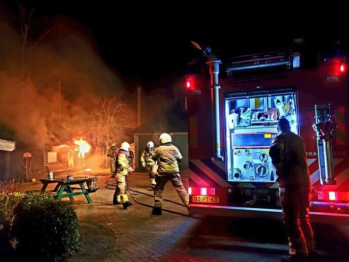 Konijnen en kippen gered bij brand Weerdhuisweg - Foto: Niels Jansen