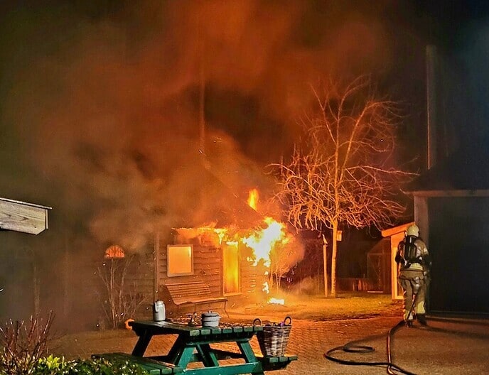 Konijnen en kippen gered bij brand Weerdhuisweg - Foto: Niels Jansen