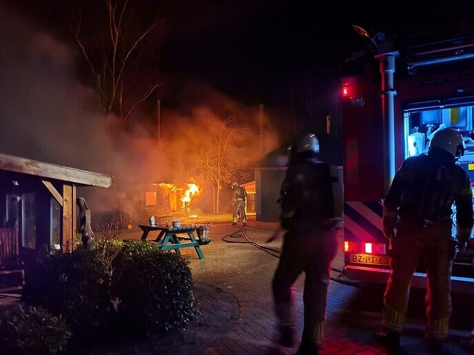 Konijnen en kippen gered bij brand Weerdhuisweg - Foto: Niels Jansen