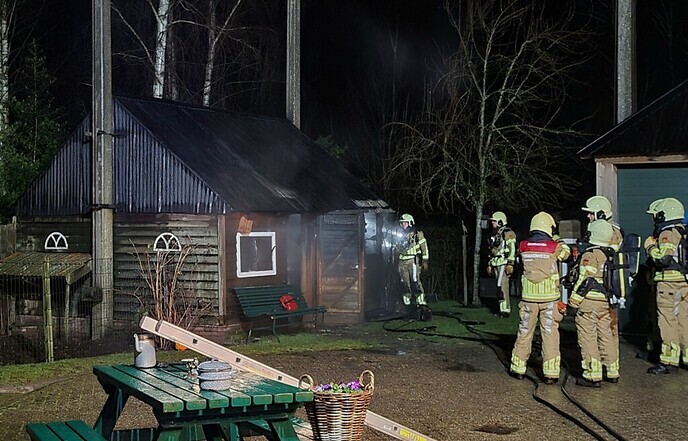 Konijnen en kippen gered bij brand Weerdhuisweg - Foto: Niels Jansen