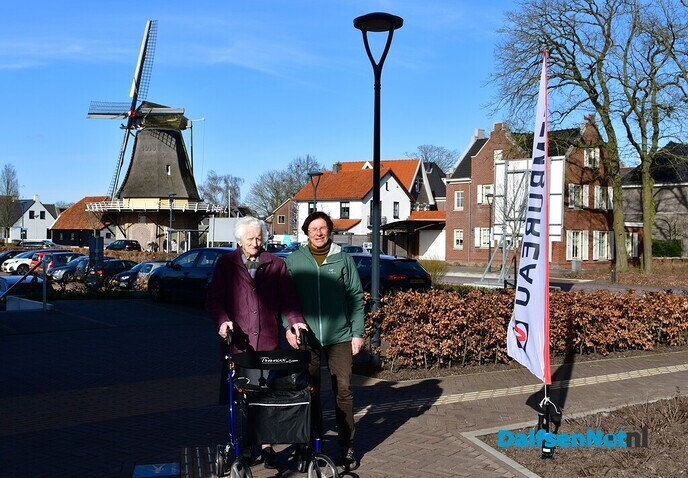 Mevrouw Westerhof 101 jaar gaat met plezier stemmen - Foto: Johan Bokma