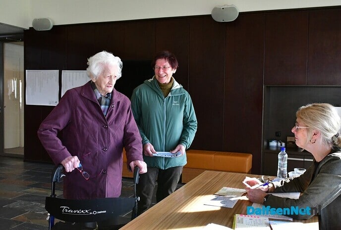 Mevrouw Westerhof 101 jaar gaat met plezier stemmen - Foto: Johan Bokma