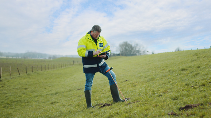 Dijkinspecteurs controleren dijken op schade - Foto: Ingezonden foto