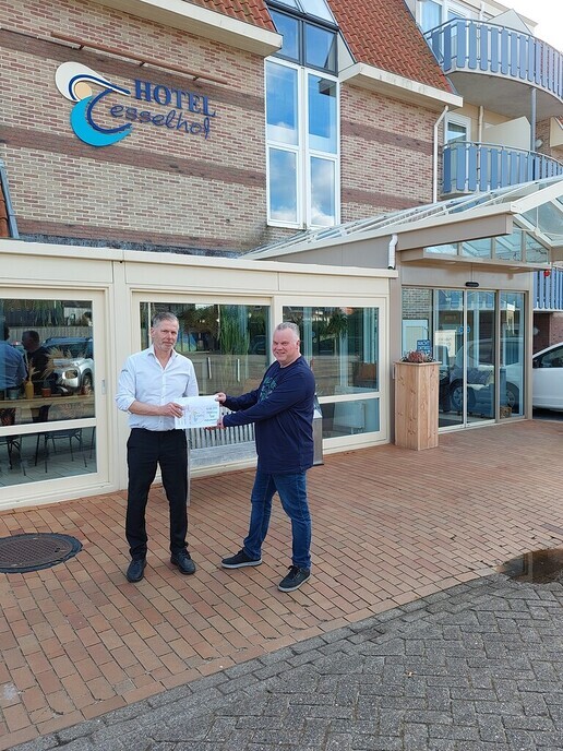 Hotel Tesselhof sponsort hoofdprijs Oranjevereniging Hoonhorst - Foto: Ingezonden foto