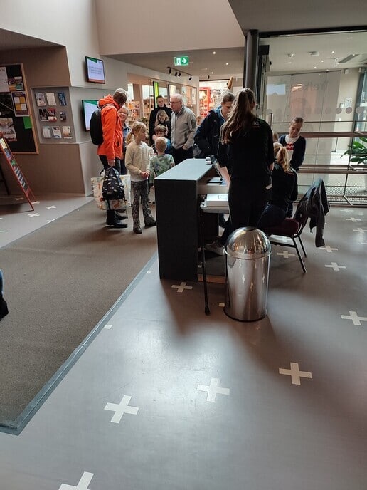 Gezellige drukte bij het springkussen bij de Trefkoele - Foto: Ingezonden foto