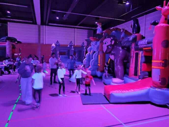 Gezellige drukte bij het springkussen bij de Trefkoele - Foto: Ingezonden foto