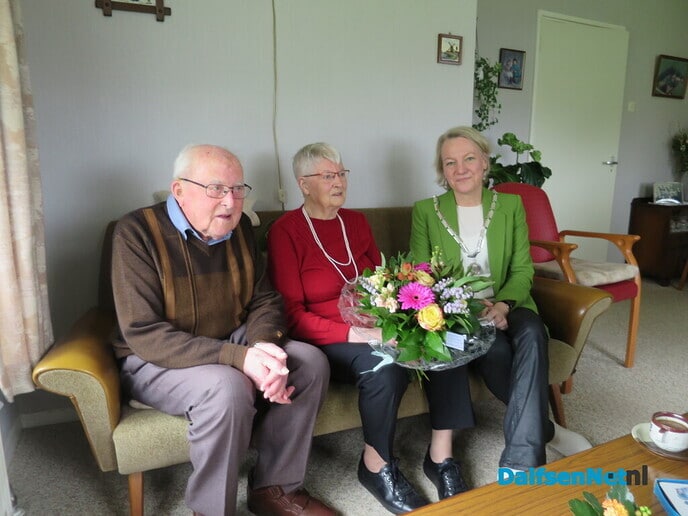 Burgemeester op bezoek bij 70 jarig bruidspaar - Foto: Wim