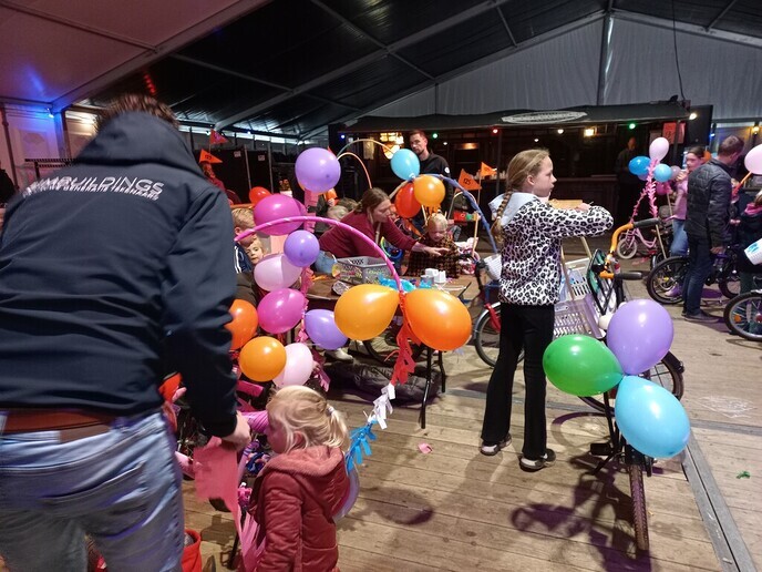 Fietsen versieren voor Koningsdag - Foto: Ingezonden foto