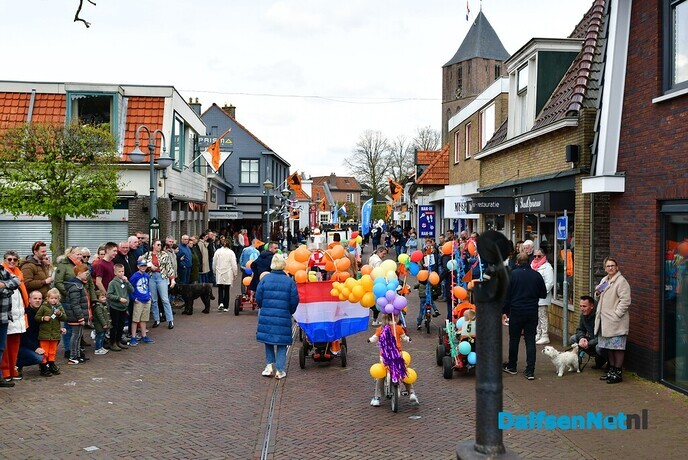 Dalfser Optocht gezien vanaf de trekker - Foto: Johan Bokma