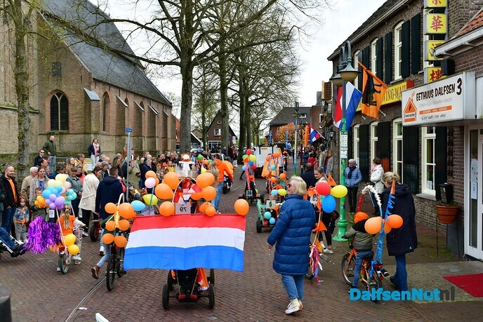 Dalfser Optocht gezien vanaf de trekker - Foto: Johan Bokma