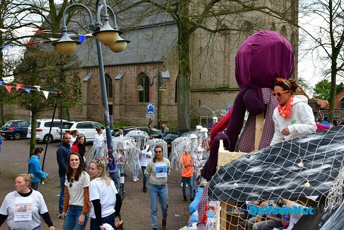 Dalfser Optocht gezien vanaf de trekker - Foto: Johan Bokma
