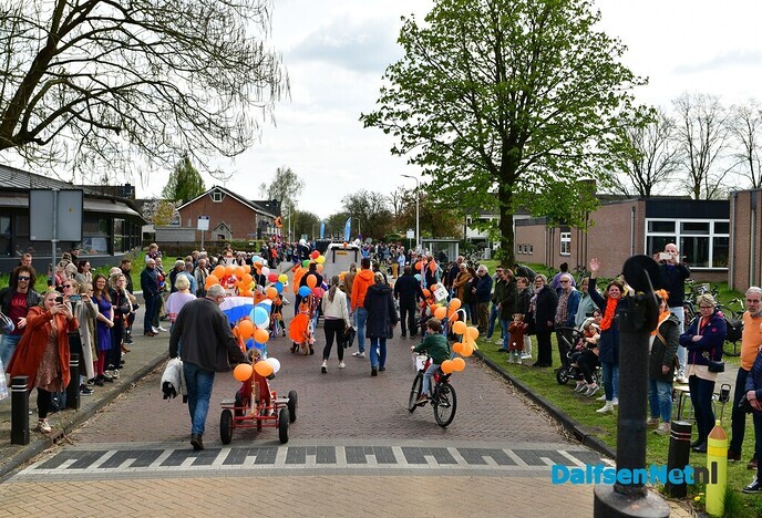 Dalfser Optocht gezien vanaf de trekker - Foto: Johan Bokma