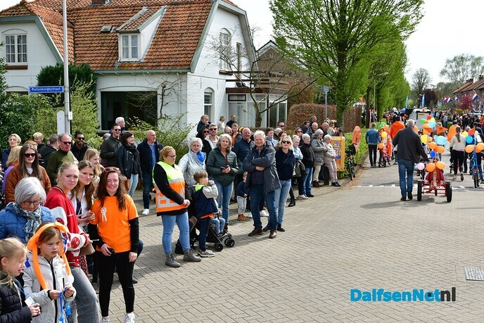 Dalfser Optocht gezien vanaf de trekker - Foto: Johan Bokma