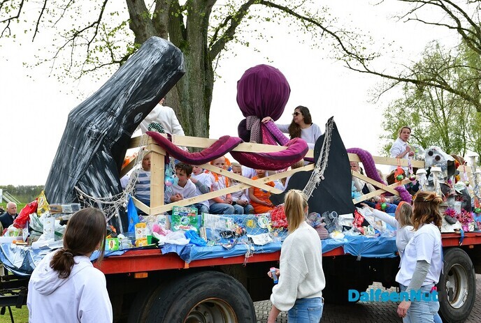 Dalfser Optocht gezien vanaf de trekker - Foto: Johan Bokma