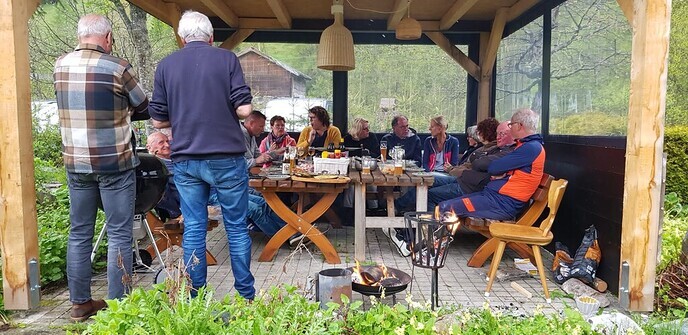 Oud handbalteam uit Dalfsen bij Dick en Esther in Oostenrijk - Foto: Ingezonden foto