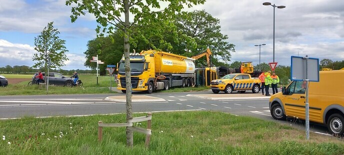 Truck met oplegger op zijn kant - Foto: Ingezonden foto