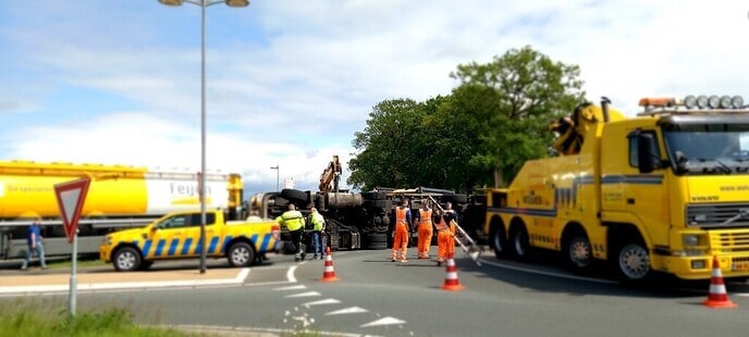 Truck met oplegger op zijn kant - Foto: Ingezonden foto