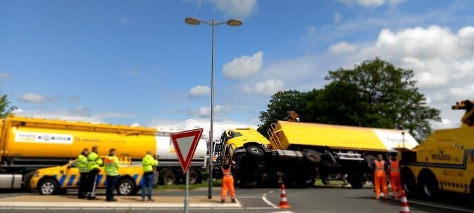 Truck met oplegger op zijn kant - Foto: Ingezonden foto