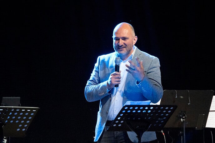 Een volle feesttent met Sing for the King - Foto: Geert Bistervels