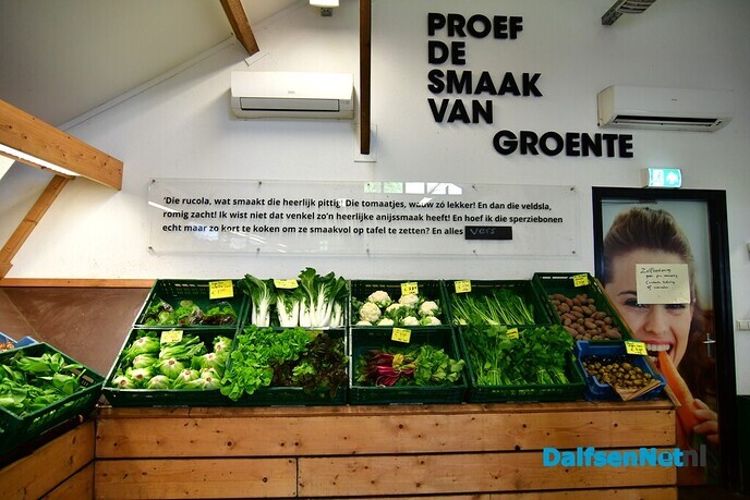 Zelfbediening in de winkel van Eef en Jennie Stel - Foto: Johan Bokma