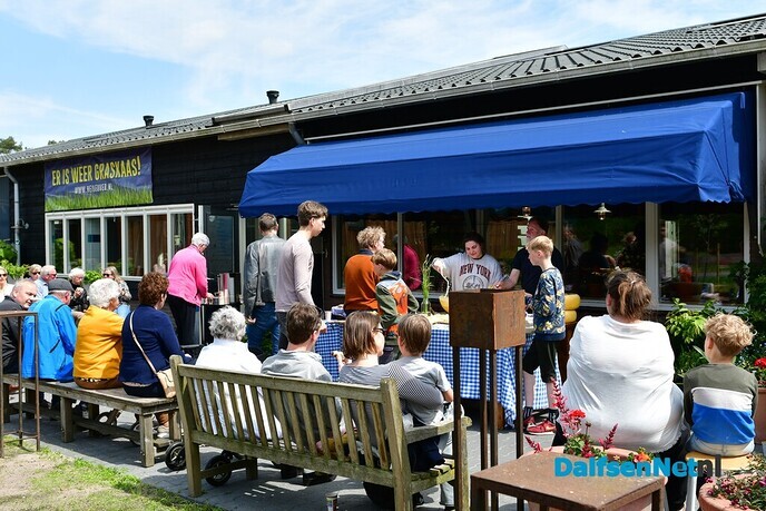 Eerste graskaas aangesneden bij kaasboerderij Heileuver - Foto: Johan Bokma