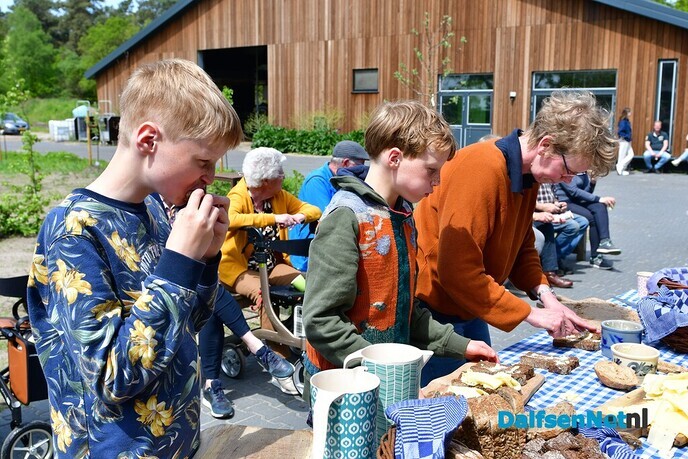 Eerste graskaas aangesneden bij kaasboerderij Heileuver - Foto: Johan Bokma