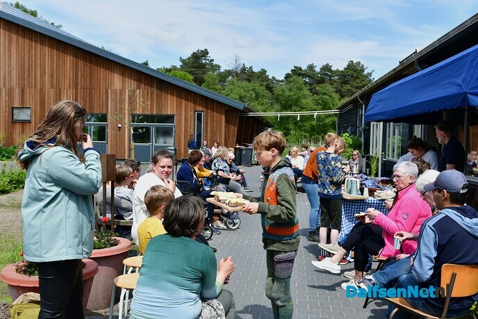 Eerste graskaas aangesneden bij kaasboerderij Heileuver - Foto: Johan Bokma