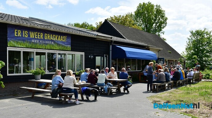 Eerste graskaas aangesneden bij kaasboerderij Heileuver - Foto: Johan Bokma