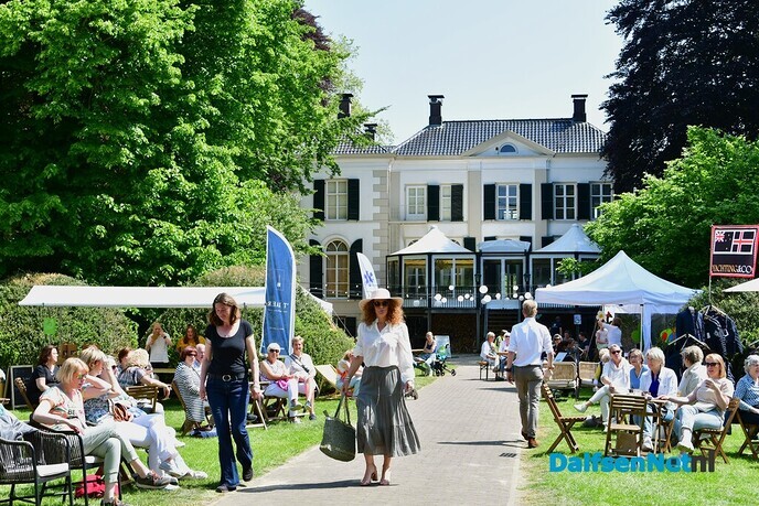 Een gezellige en zonnige 1e dag op de Pinksterfair - Foto: Johan Bokma