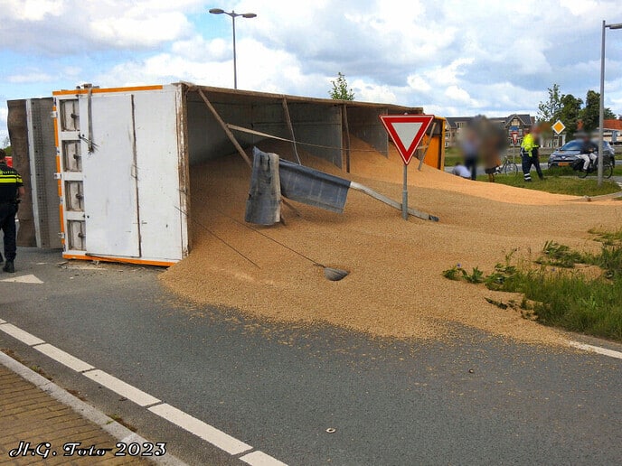 Truck met oplegger op zijn kant