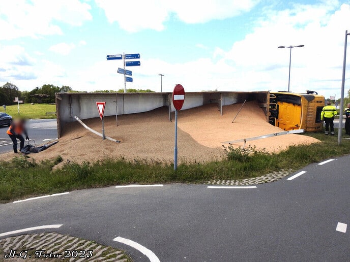 Truck met oplegger op zijn kant
