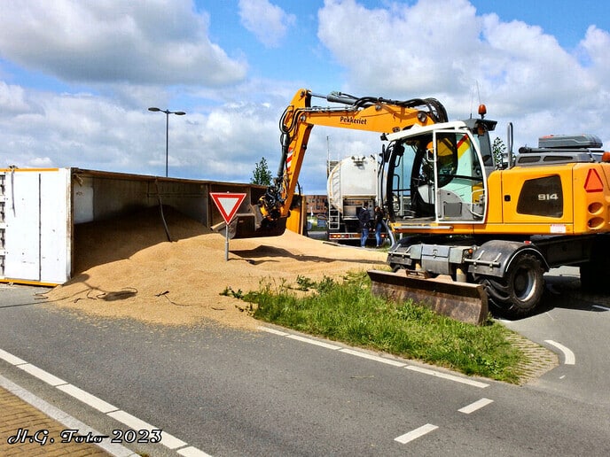 Truck met oplegger op zijn kant
