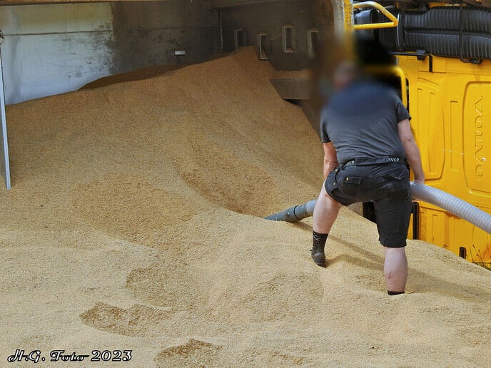 Truck met oplegger op zijn kant