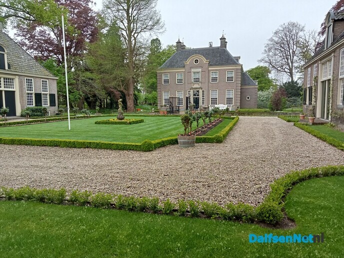 Jan de wandelman verrast de 2G wandelaars - Foto: Wim
