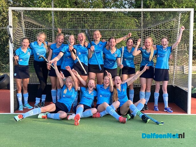 Meiden MO16-2 MHC Dalfsen kampioen - Foto: Ingezonden foto