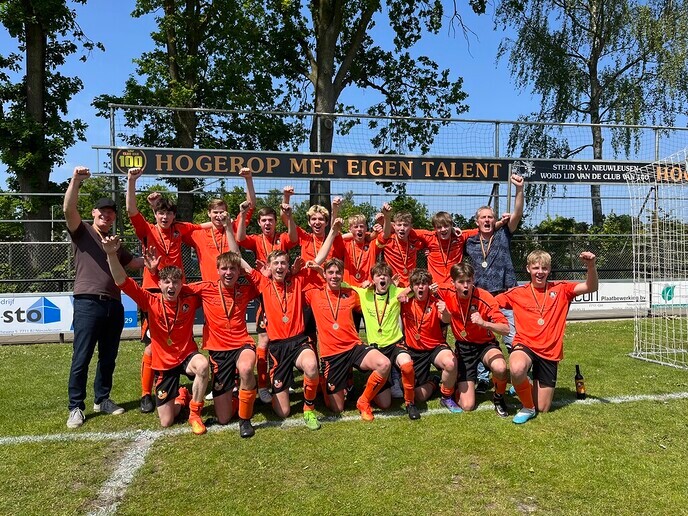 S.V. Nieuwleusen JO17-2 haalt kampioenschap binnen - Foto: Ingezonden foto