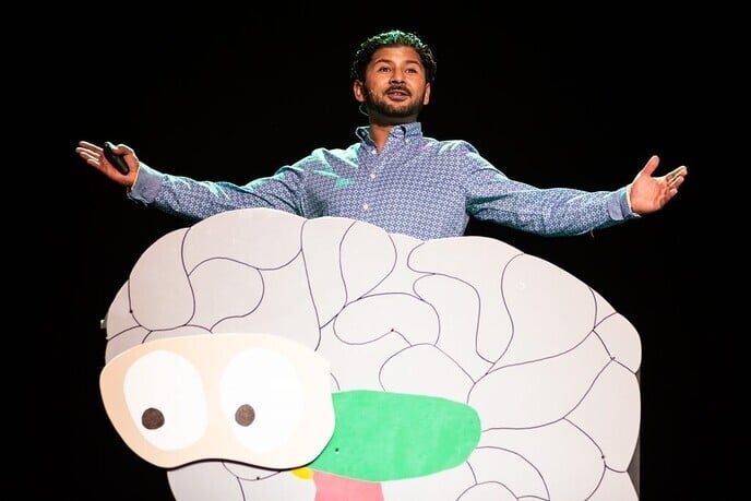 Kindertheater over hersenspinsels en breinbewegingen – Professor S. houdt alle kinderen bij de les