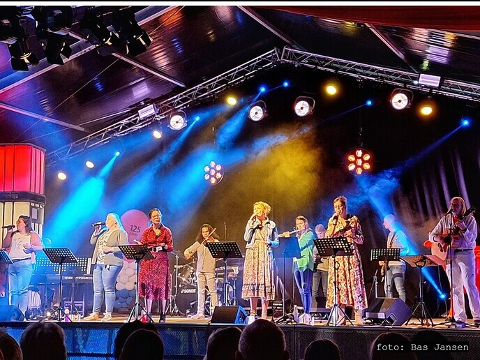 Een volle feesttent met Sing for the King - Foto: Ingezonden foto