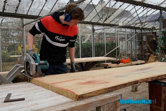 Dalfsenaar Olav Bekedam maakt/verkoopt duurzame boomstamtafels - Foto: Paul Scholten