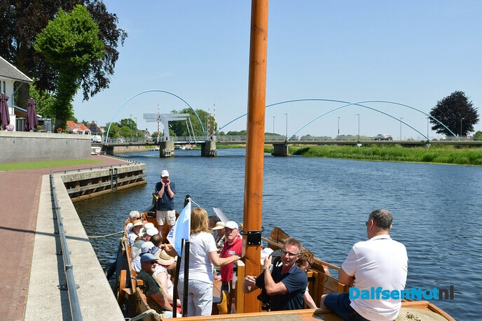 Vaartocht met de Vechtzomp voor patiënten van inloophuis uit Kampen - Foto: Johan Bokma