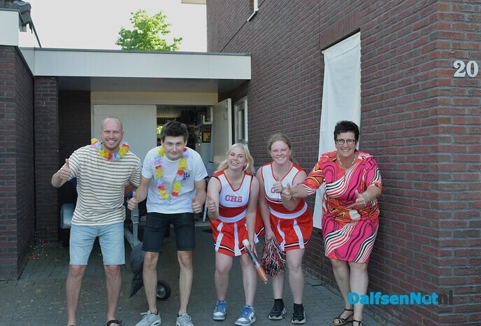 Geslaagden-karavaan verrast geslaagde jongeren - Foto: Johan Bokma