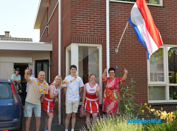 Geslaagden-karavaan verrast geslaagde jongeren - Foto: Johan Bokma
